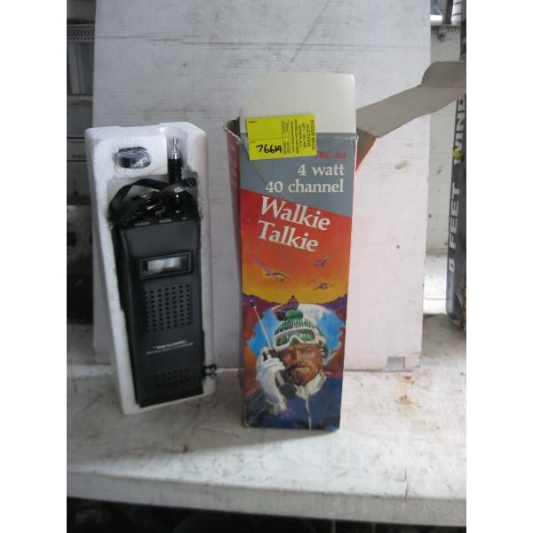 REALISTIC HAND HELD 40 CHANNEL CB RADIO
