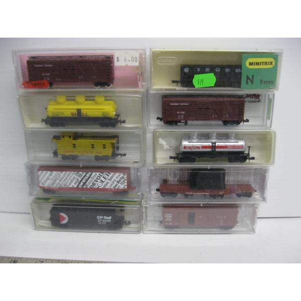 10 N SCALE TRAIN CARS