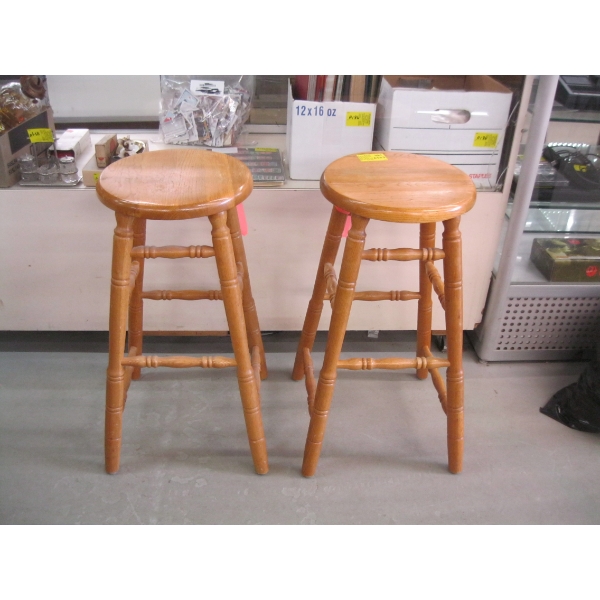 2 BAR STOOLS