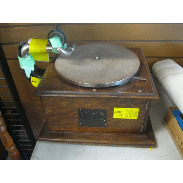 VINTAGE VICTON PHONOGRAPH