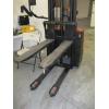Image 5 : ELECTRIC FORKLIFT  MODEL YTS324 W/SMALL CHARGER