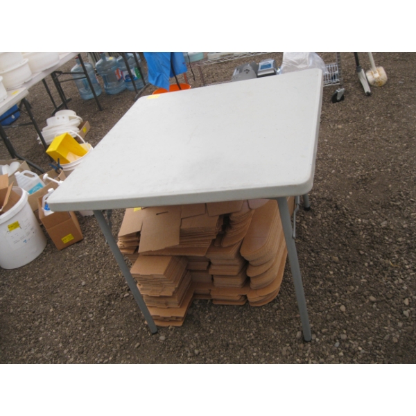 SM. 4X4 FOLDING TABLE