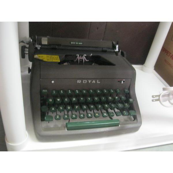 ROYAL MANUAL TYPEWRITER