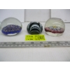 Image 2 : 3 GLASS PAPER WEIGHTS