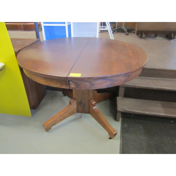 ROUND OAK ANTIQUE TABLE