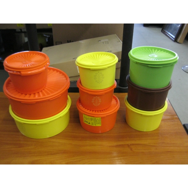 PLASTIC TUPPERWARE CONTAINERS