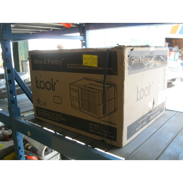 NEW IN BOX WINDOW MOUNT AIR CONDITIONER