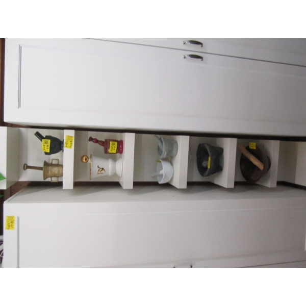 WHITE SHELVING UNIT