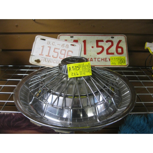 2 HUBCAPS & 2 LICENCE PLATES