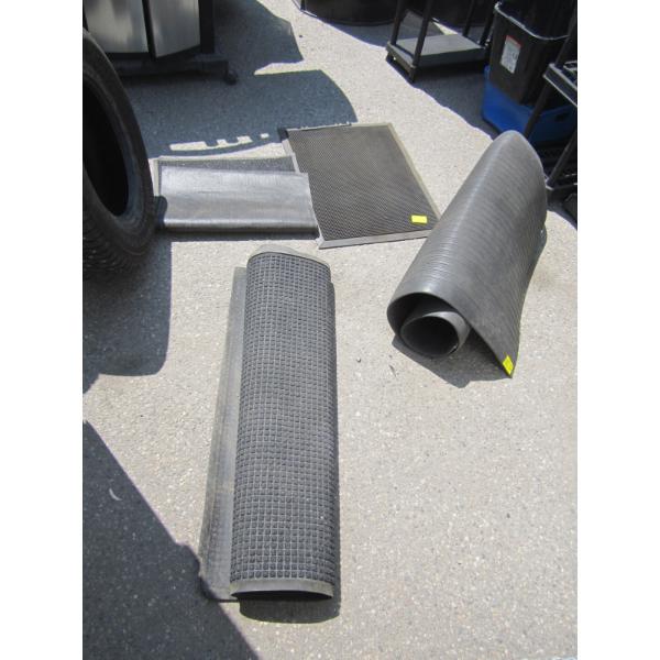 VARIOUS SIZE & STYLE BLACK FLOOR MATS & ORANGE RUBBER MAT