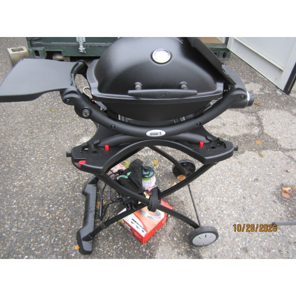 WEBER PORTABLE PROPANE BBQ W/ACCESS. W/COLEMAN COVER