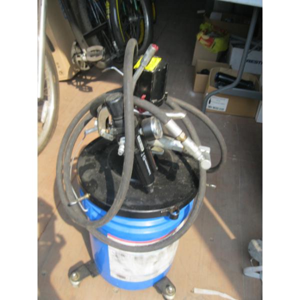 AIR GREASE BUCKET ON WHEELS