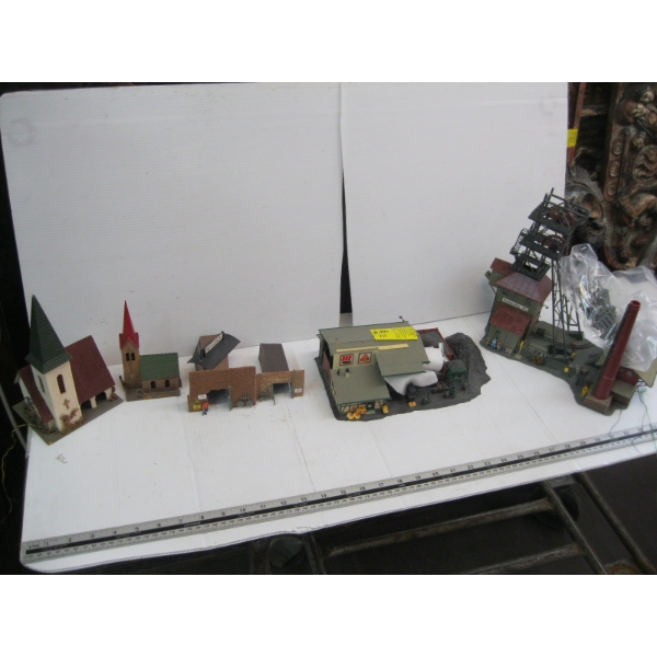 HO TRAIN BUILDINGS