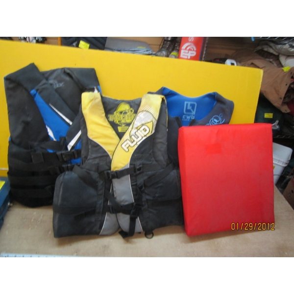 4 LIFEJACKETS