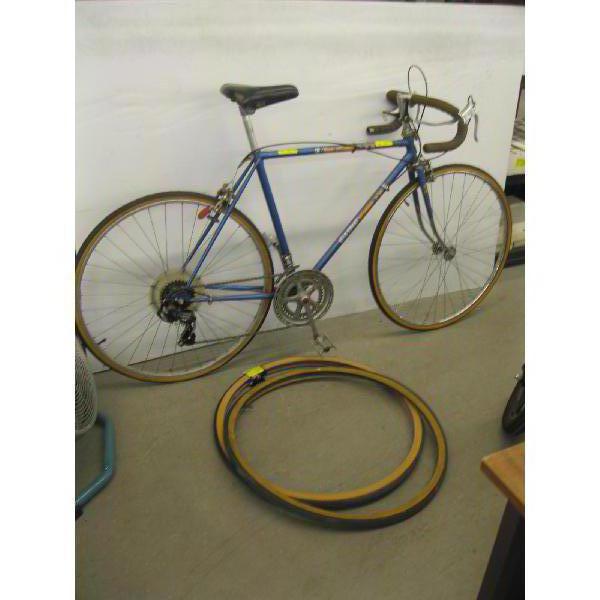 VELO SPORT 10 SPEED BIKE W/2 NEW TIRES