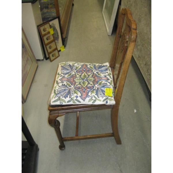 SINGLE ANTIQUE CHAIR