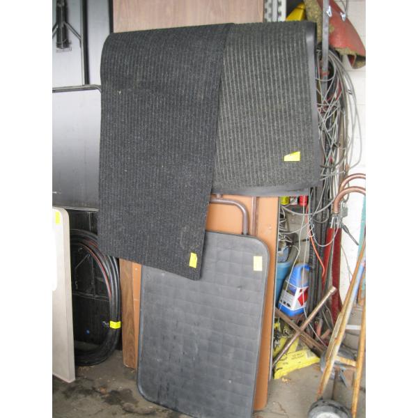 4 ENTRANCE MATS & A PLASTIC PAD