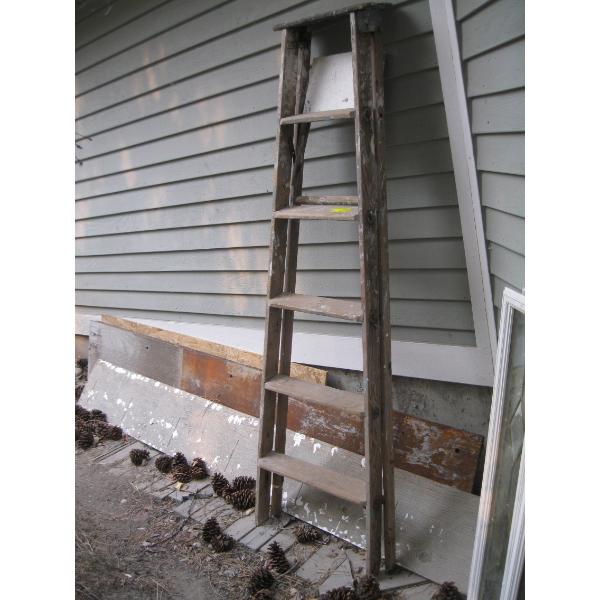 6' WOODEN STEPLADDER