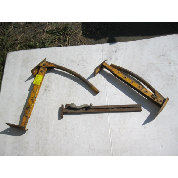 3 BRICK LIFTERS