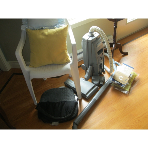 ELECTROLUX VACUUM W/ACCESS.