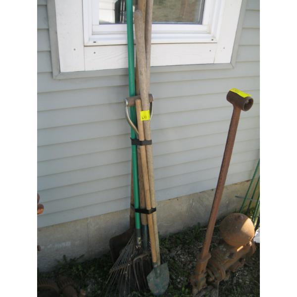 BUNDLE OF GARDEN TOOLS