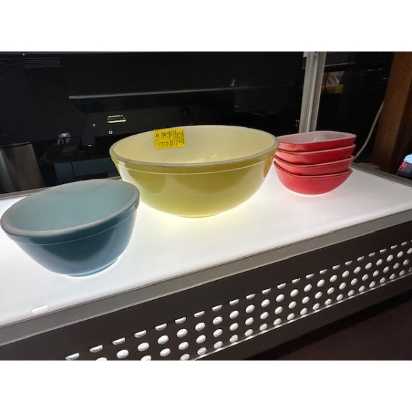 SET OF 4 SM. PYREX BOWLS & 2 MIXING BOWLS