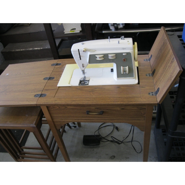 SINGER SEWING MACHINE IN CABINET