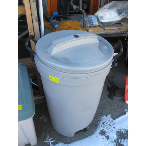 RUBBERMAID GARBAGE CAN ON WHEELS