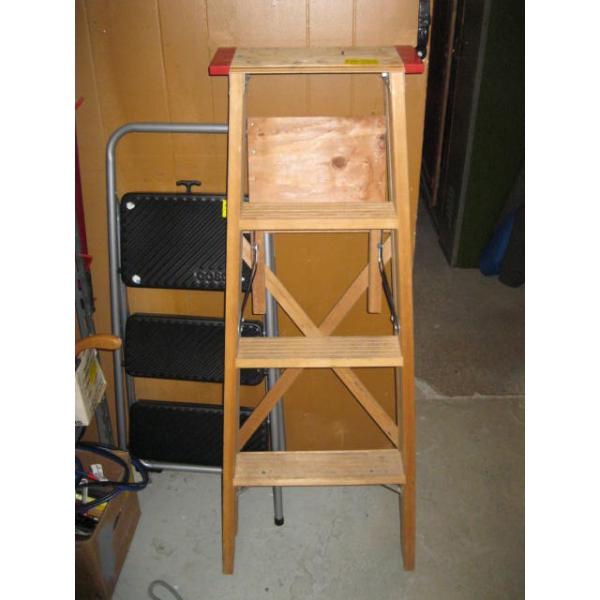 4' WOODEN STEPLADDER