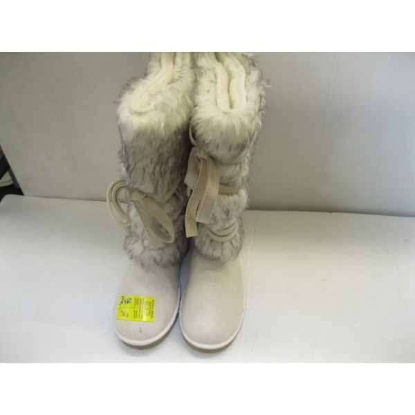 PAIR OF LADIES BOOTS