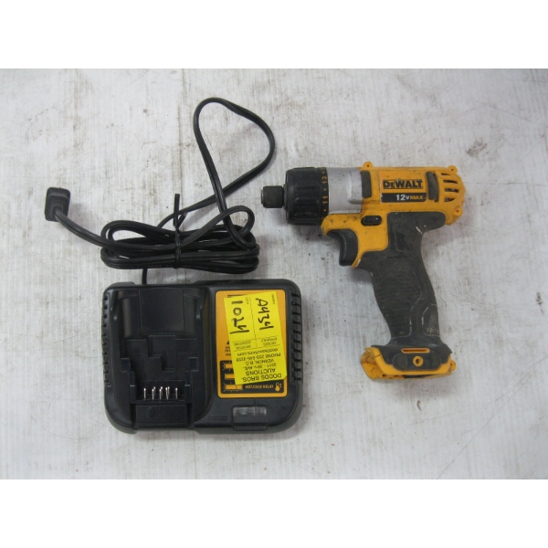 DEWALT CORDLESS SCREWDRIVER - NO BATTERY - W/CHARGER