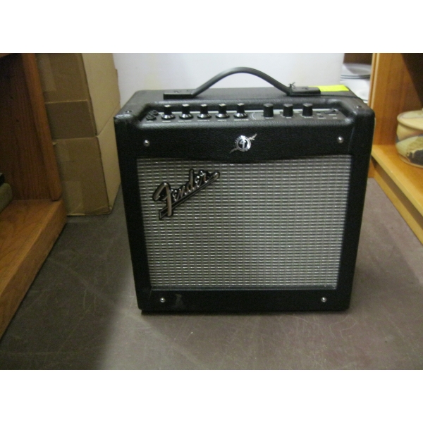 FENDER GUITAR AMP