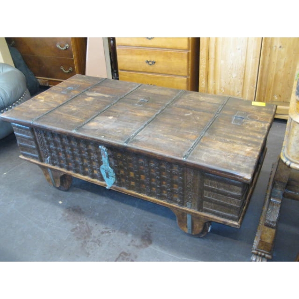 ANTIQUE LOOK WOODEN CASED TRUNK/STORAGE BOX