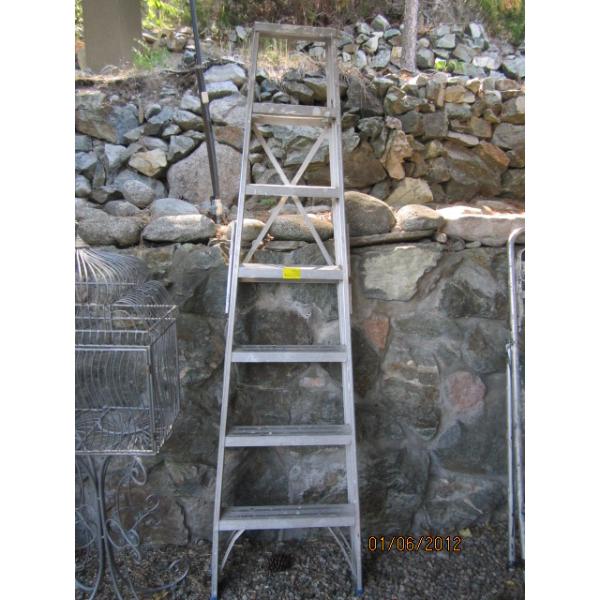 7' ALUMINUM STEPLADDER