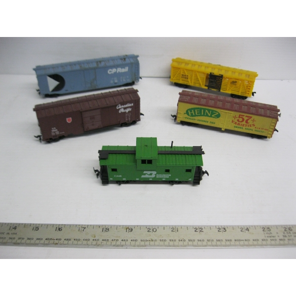 5 HO SCALE TRAIN CARS