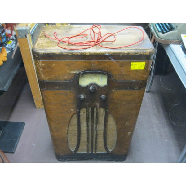 WOOD CASED FLOOR RADIO