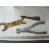 Image 4 : BIN OF MISC. PRYBARS, TIRE IRONS, ETC.