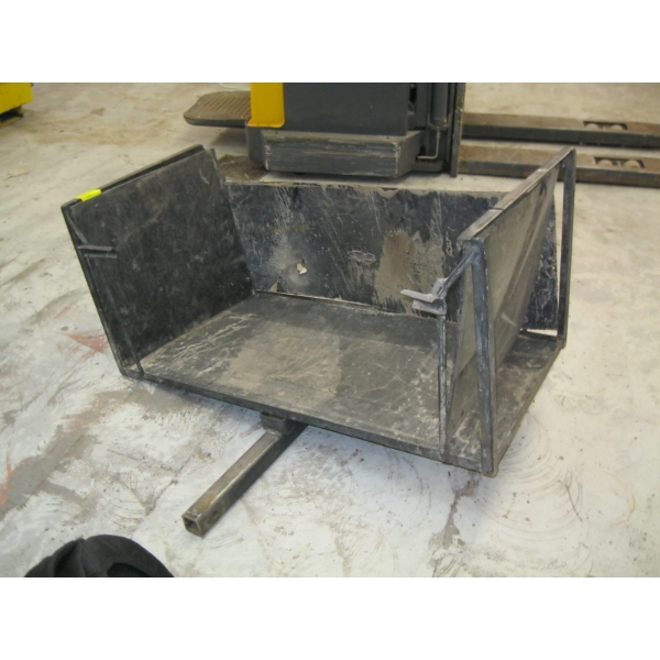 APPROX. 44"X23" HITCH MOUNTED RACK