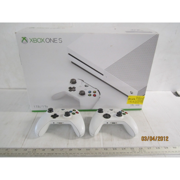 XBOX 1S GAME UNIT W/CONTROLLERS 4K BLUE RAY HDR SYSTEM