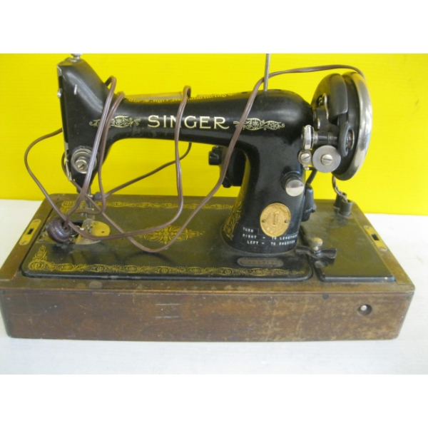SINGER SEWING MACHINE IN WOOD CASE