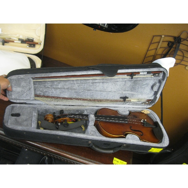 VIOLIN W/BOWS & CASE