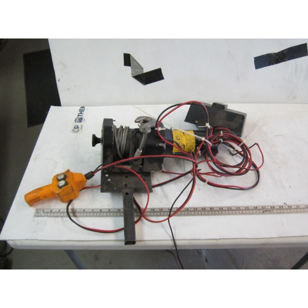 HITCH RECEIVER WINCH W/CONTROLLER