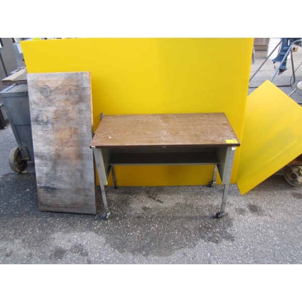 SM. FOLDING TABLE & METAL LEG SMALL DESK