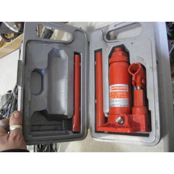 SMALL 2T HYDRAULIC BOTTLE JACK IN CASE