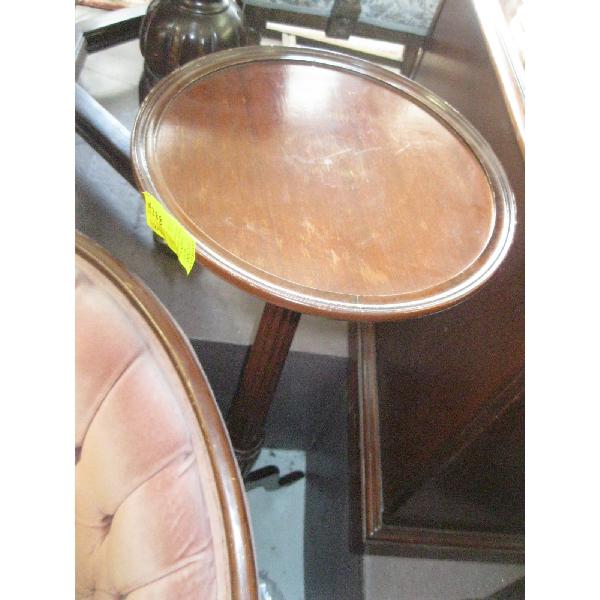 TALL, ROUND WOODEN PEDESTAL STAND