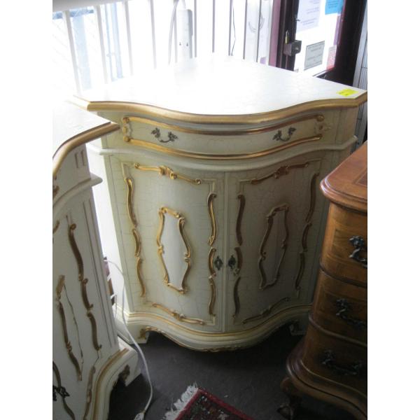 ANTIQUE LOOK GOLD & CREAM CORNER CABINET