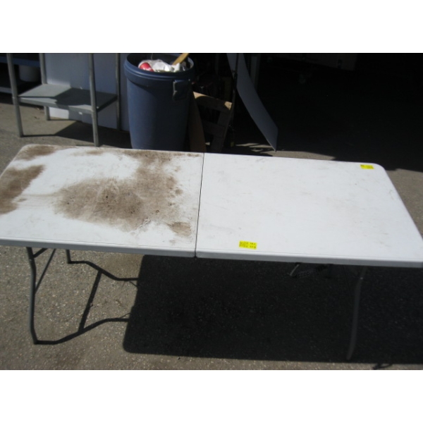 FOLDING TABLE
