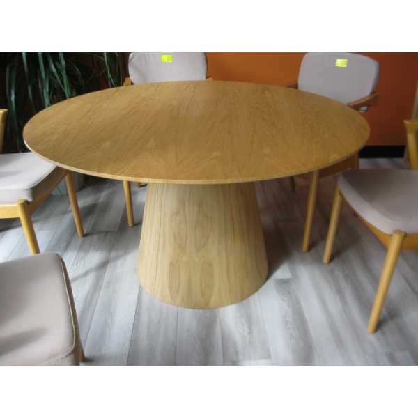 OAK ROUND SINGLE PEDESTAL TABLE