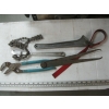 Image 3 : BIN OF MISC. PRYBARS, TIRE IRONS, ETC.