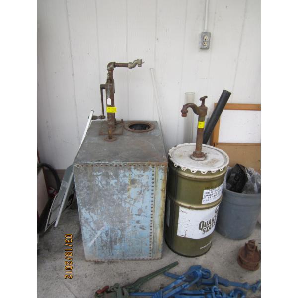 QUAKER STATE 60L DRUM & A BOWSER OIL LUBESTER PUMP W/TANK